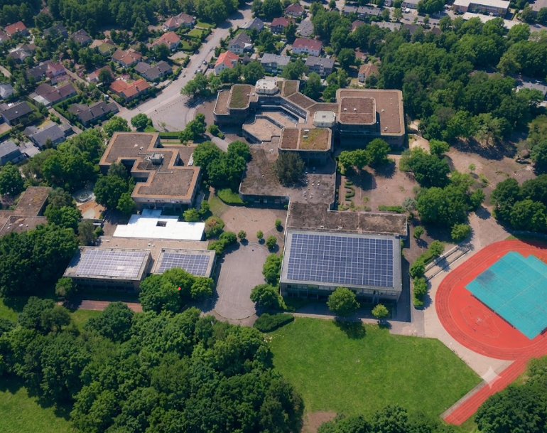 Krefeld Schule mit Stromabnehmer