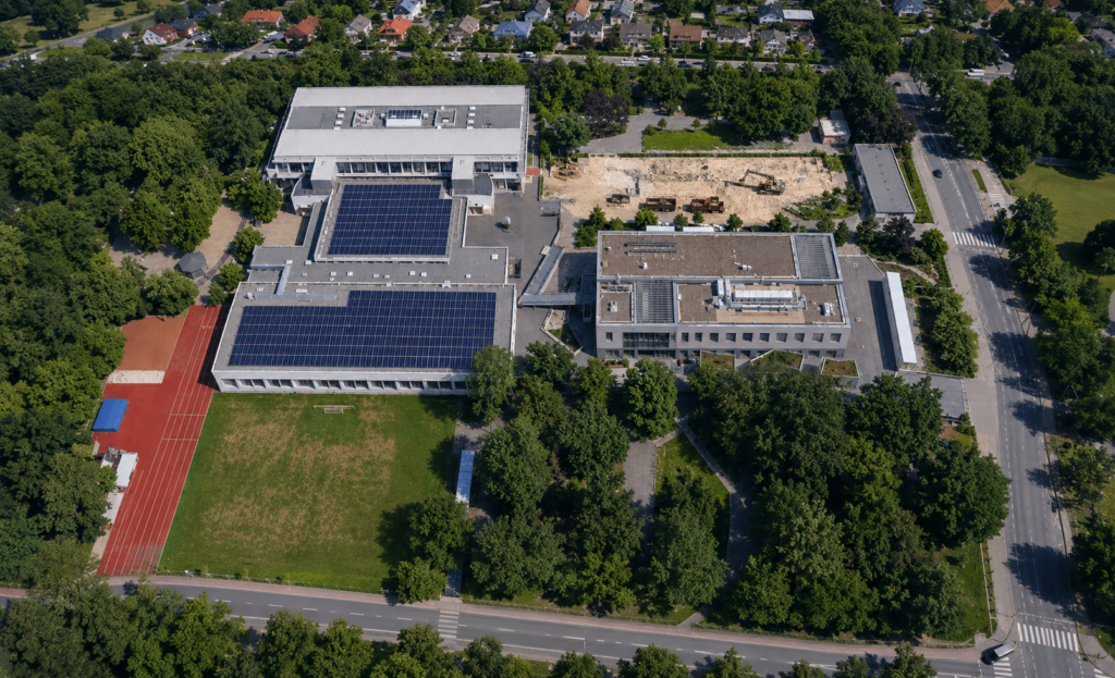 Aachen Schule mit Stromabnehmer